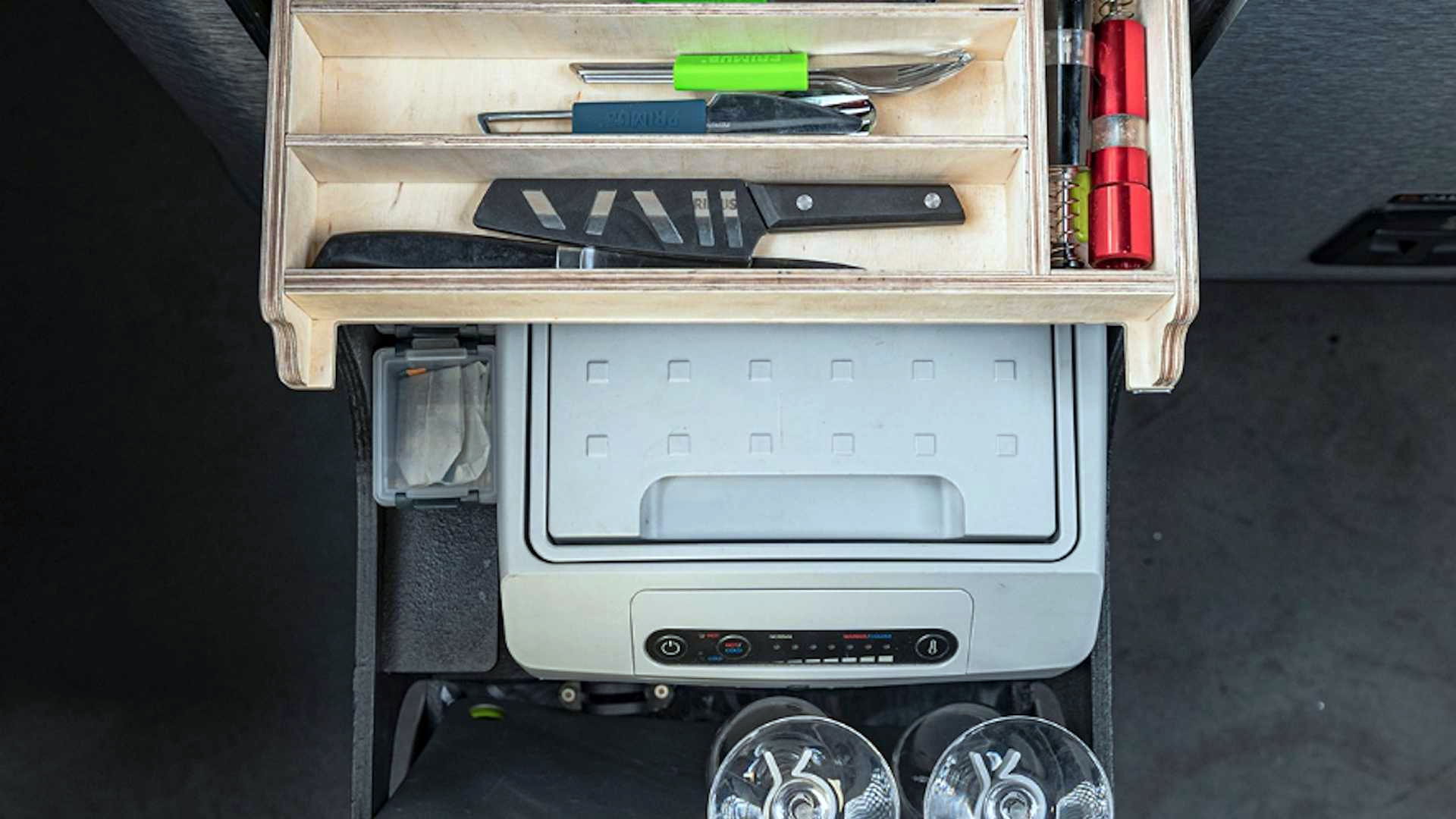 Кемпер не потрібен: створена мобільна кухня для авто з газовою плитою, раковиною і холодильником